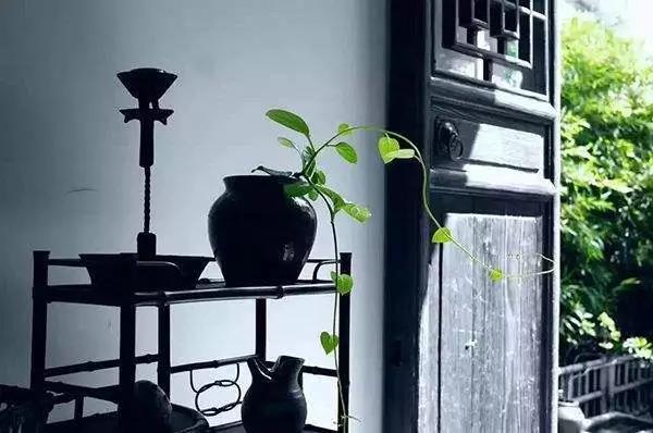 家里財(cái)運(yùn)只出不進(jìn)？跟客廳門(mén)窗風(fēng)水有大關(guān)系！